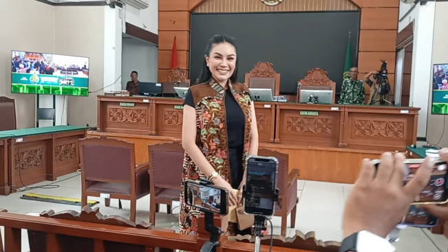Nikita Mirzani Ubah Lorong Tahanan Jadi Catwalk, Tampil Anggun Pakai Batik Anne Avantie